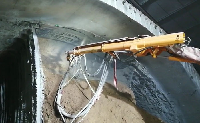 中交一公局工程底盤混凝土濕噴臺車施工現場（2）-2