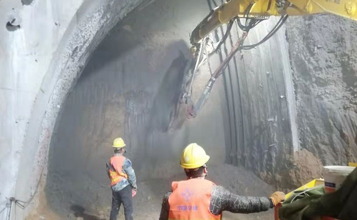 中交一公局工程混凝土濕噴臺車施工現場-2