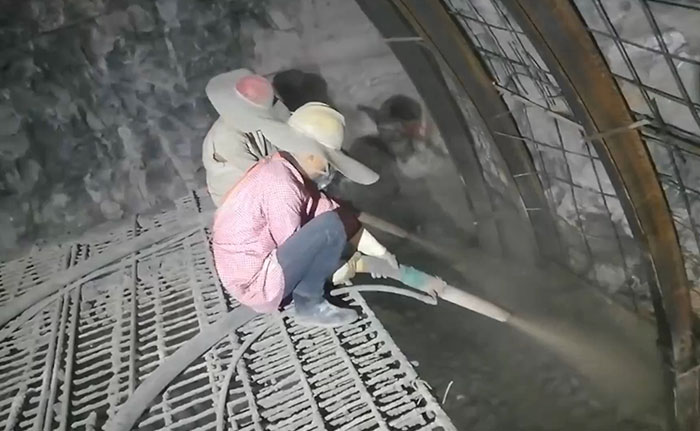中鐵十七局雙噴頭液壓濕噴機施工現場-2